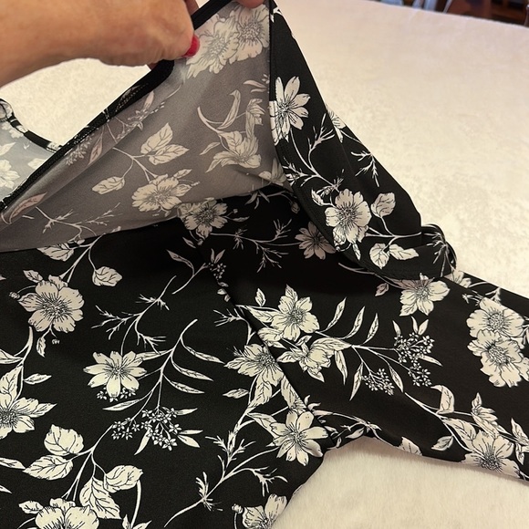 Bleeker & McDougal Vneck Layered Short Bell Sleeve Wrist Length Sleeve Floral 1X - Picture 7 of 9